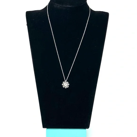 Authentic Tiffany& Co Paloma Picasso Daisy Flower Pendant Necklace.